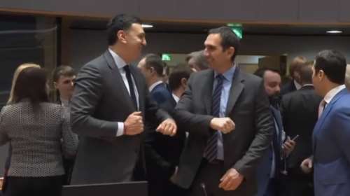 Κικίλιας: Χειραψία με τους αγκώνες με τον υπουργό Υγείας της Κύπρου [Βίντεο]