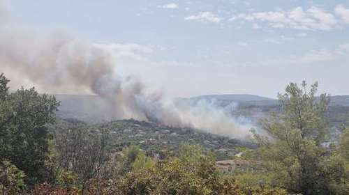 Φωτιά στον Θεολόγο: Καίγονται σπίτια στην οικισμό, κάτοικοι αρνούνται να εγκαταλείψουν τα σπίτια τους - Εκκενώνονται χωριά