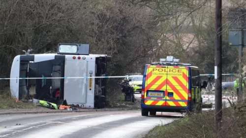 Διώροφο πούλμαν &quot;δίπλωσε&quot; σε παγωμένο αυτοκινητόδρομο στη Βρετανία - Χάος από καραμπόλα 100 αυτοκινήτων