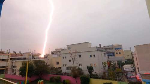 Κακοκαιρία: Καρέ - καρέ η στιγμή που κεραυνός &quot;βόμβα&quot; χτύπάει την Αθήνα [βίντεο]