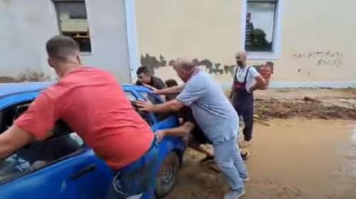 Ο Αχιλλέας Μπέος... εμψυχώνει κατοίκους στην Αγριά: &quot;Σπρώξτε κα...ρόπαιδα&quot; [βίντεο]