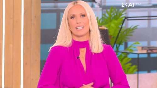 Μαρία Μπακοδήμου: Εντυπωσιακή με μίνι φλοράλ φόρεμα - Η λεπτομέρεια με το διχτυωτό καλσόν [εικόνες]