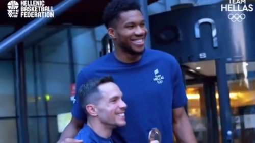 Ολυμπιακοί Αγώνες 2024: Με τις ευχές του Πετρούνια η εθνική μπάσκετ - Σφιχτές αγκαλιές και πανηγυρισμοί [βίντεο]