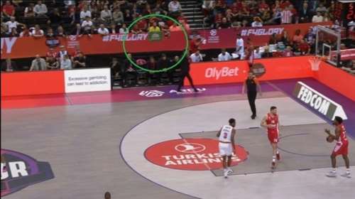 Final 4: Σημαία του ΠΑΣΟΚ στον ημιτελικό του Ολυμπιακού στο Κάουνας [Εικόνα]