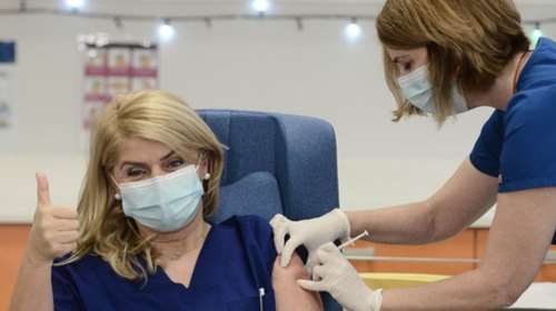 Ιστορική μέρα: Έγινε ο πρώτος εμβολιασμός στην Ελλάδα στη νοσηλεύτρια Ευσταθία Καμπισιούλη - Η πρώτη δήλωσή της [Eικόνες - Bίντεο]