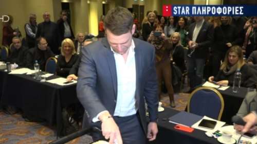 ΣΥΡΙΖΑ: Έκοψε την πρωτοχρονιάτικη πίτα ο Στέφανος Κασσελάκης - Ποιος κέρδισε το φλουρί και ένα ταξίδι στη Ρώμη