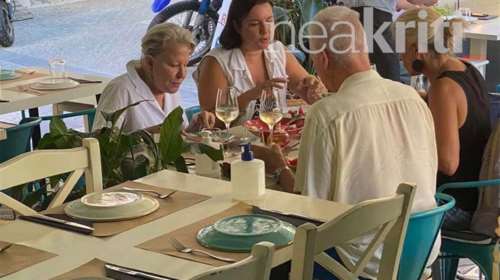 Στην Κρήτη η διάσημη ηθοποιός Μπέτι Μίντλερ: Πήγε σε αρχαιολογικούς χώρους και απόλαυσε την τοπική κουζίνα [εικόνες]