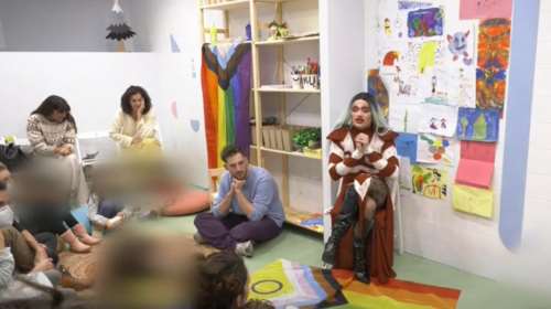 Θεσσαλονίκη: Drag Queen διάβασε παραμύθια σε μικρά παιδιά [βίντεο]
