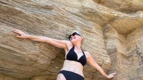 Η Κωνσταντίνα Μιχαήλ ποζάρει στα 56 της με μπικίνι και εντυπωσιάζει χωρίς ρετούς [εικόνες]