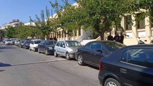 Υπόθεση βιασμού στα Ανώγεια: Στον ανακριτή ο 33χρονος - Συγκέντρωση γυναικών έξω από το δικαστήριο