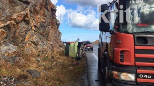 Κρήτη: Σοβαρό τροχαίο με ανατροπή αυτοκινήτου - Εγκλωβίστηκαν μάνα και κόρη [εικόνες]