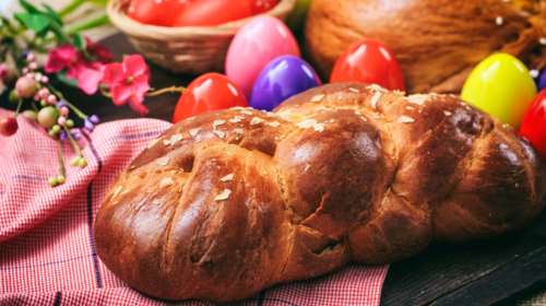 Μπαρμπαρίγου: Τα πιο εύκολα και αφράτα πασχαλινά τσουρέκια χωρίς ζύμωμα και μίξερ