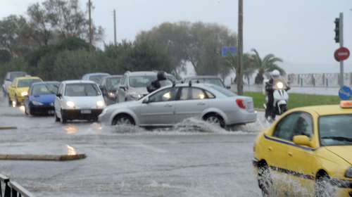 Π. Φάληρο: Ποτάμια οι δρόμοι μετά από θραύση αγωγού της ΕΥΔΑΠ - Διακοπή κυκλοφορίας