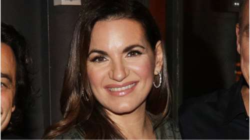 Πανέμορφη με έντονο μακιγιάζ και κρουαζέ φόρεμα η Όλγα Κεφαλογιάννη στην πρεμιέρα του συζύγου της