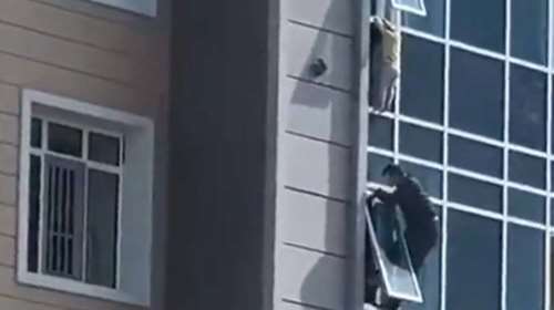 Καζακστάν: Εσωσε τρίχρονη που κρεμόταν από τον 8ο όροφο - Ηρωική παρέμβαση του 37χρονου