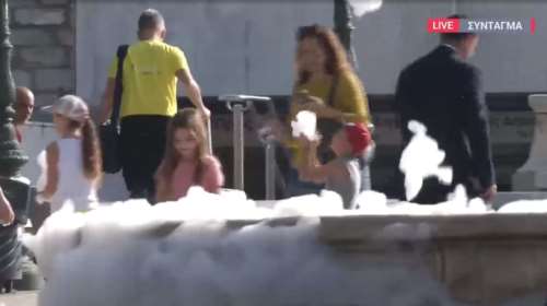 Σύνταγμα: Γέμισε αφρούς το συντριβάνι της πλατείας - Μικρά παιδιά διασκέδασαν με τις σαπουνάδες [βίντεο]