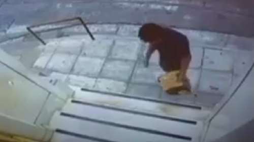 Τεκτονική Στοά: Η στιγμή που ο δράστης αφήνει τον εμπρηστικό μηχανισμό - Βίντεο ντοκουμέντο