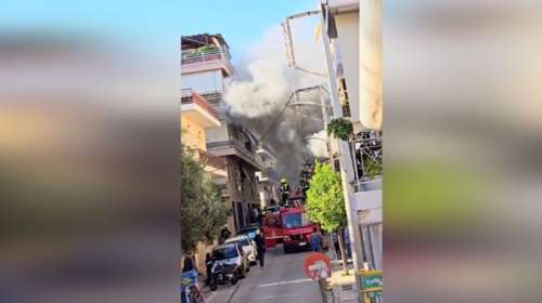 Φωτιά σε πολυκατοικία στον Άγιο Δημήτριο - Πυκνοί καπνοί και φλόγες σε διαμέρισμα [βίντεο]