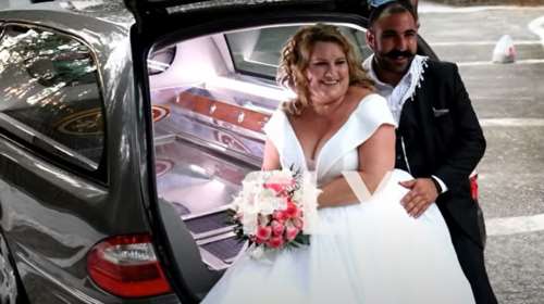 Γάμος έπος στην Σπάρτη: Γαμπρός και νύφη έφυγαν με... νεκροφόρα από την εκκλησία [εικόνες, βίντεο]