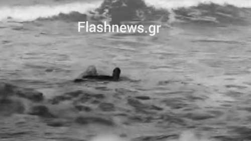 Χανιά: Καρέ – καρέ η διάσωση λουόμενου τουρίστα από σέρφερ - Κινδύνευσε να πνιγεί [βίντεο]