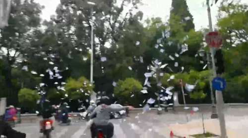 Μέλη του Ρουβίκωνα με μοτοσικλέτες πέταξαν φέιγ βολάν έξω από το Μαξίμου - Για τον θάνατο του εργάτη στο Πέραμα [βίντεο]