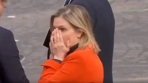 Γαλλία: Πανικόβλητη η υφυπουργός Ρουνασέρ επειδή ξέχασε τη μάσκα της - Με τα χέρια στο πρόσωπο μέχρι να της φέρουν [Βίντεο]