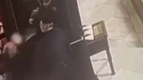 Κωνσταντινούπολη: Απίστευτος ξυλοδαρμός μητροπολίτη από αρχιμανδρίτη μέσα σε εκκλησία [βίντεο]