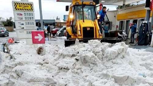 Σφοδρές χαλαζοπτώσεις στις Κυκλάδες: Βγήκαν τα εκχιονιστικά στη Σαντορίνη [εικόνες - βίντεο]