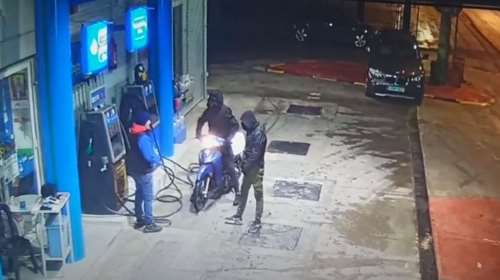 Βίντεο ντοκουμέντο: Η στιγμή που μέλη συμμορίας ληστεύουν βενζινάδικο - Απειλούν με μαχαίρι τον υπάλληλο