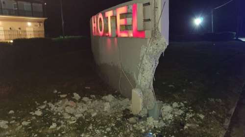 Θεσσαλονίκη: Ηλικιωμένος αποκοιμήθηκε στο τιμόνι και έπεσε σε πινακίδα ξενοδοχείου - Τρεις τραυματίες [εικόνες - βίντεο]