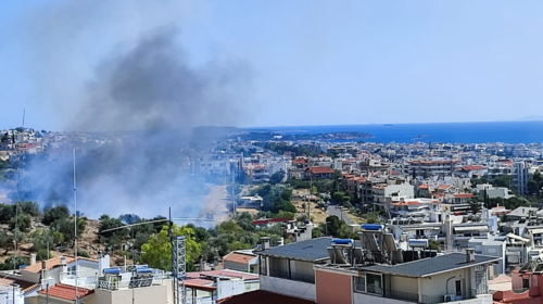 Φωτιά ξανά στη Γλυφάδα: "Πλησίασε" σπίτια - Στη μάχη της Πυροσβεστικής και εναέρια μέσα