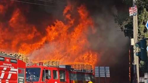 Μενίδι: Φωτιά σε εργοστάσιο με παλέτες - Μήνυμα 112 για επικίνδυνους καπνούς - Διακοπή κυκλοφορίας στην Τατοΐου [βίντεο]