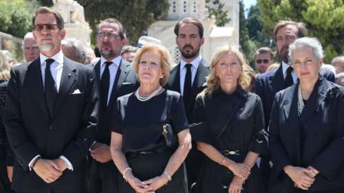 Σε κλειστό οικογενειακό κύκλο το τρισάγιο για τον τέως βασιλιά Κωνσταντίνο στο Τατόι - Δεν είναι όλη η οικογένεια Ντε Γκρες
