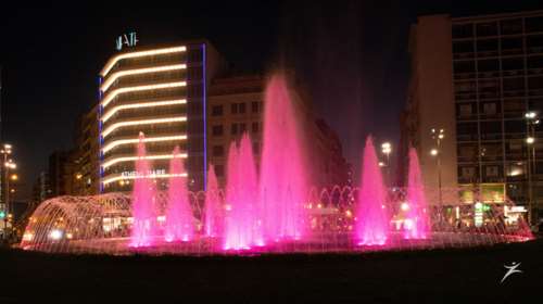 Το συντριβάνι της Ομόνοιας έγινε ροζ - Εντυπωσιακές εικόνες και βίντεο