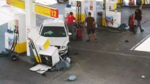 Θεσσαλονίκη: Παραλίγο τραγωδία με ΙΧ που &quot;καρφώθηκε&quot; σε βενζινάδικο μετά από τρελή πορεία