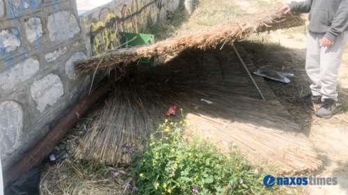 Νάξος: Παραλίγο τραγωδία με 16χρονη σε παιδική χαρά - Έπεσε στο κεφάλι της ξύλινη κολώνα [εικόνες]