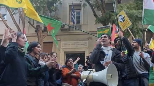 "Αυτές οι κοτσίδες θα σας στραγγαλίσουν": Διαμαρτυρία Κούρδων στην Αθήνα για Ροζάβα και Κομπάνι [βίντεο]