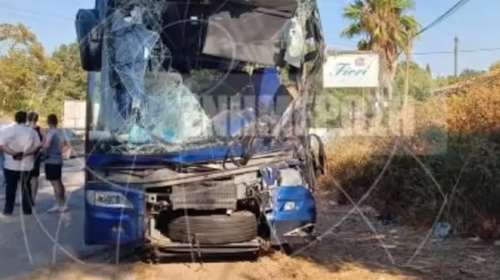 Πώς έγινε το δυστύχημα στην Κέρκυρα: Το μπροστινό μέρος του λεωφορείου &quot;καρφώθηκε&quot; στη νταλίκα - Τρεις οι τραυματίες [βίντεο]