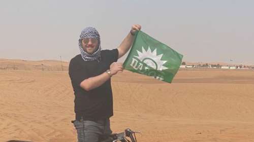 Μόνο ...ΠΑΣΟΚ: Με σημαία του πράσινου ήλιου πάνω σε καμήλα στην έρημο