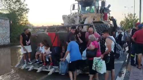 Λάρισα: Επιχείρηση απεγκλωβισμού κατοίκων στη Γιάννουλη - Δύο αδέρφια διέσωσαν με λέμβους 200 άτομα