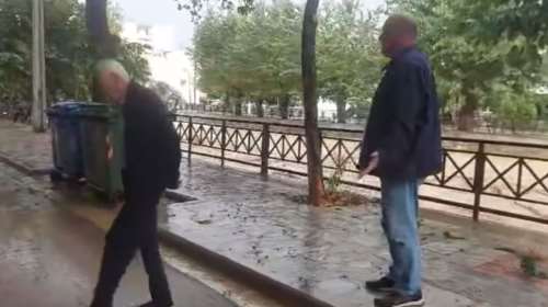 Κακοκαιρία Daniel: Έξαλλος ο Μπέος, κατσαδιάζει ηλικιωμένους που πλησιάζουν επικίνδυνα τον υπερχειλισμένο Κραυσιδιώνα