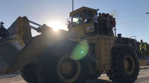 Πλημμύρες στη Θεσσαλία: Με μπουλντόζες πηγαίνουν στις δουλειές τους οι κάτοικοι της Λάρισας [εικόνες]