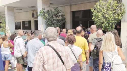 Αρνητές νέων ταυτοτήτων: Κοιμούνται στα αυτοκίνητά τους έξω από τα τμήματα για να εκδόσουν τις παλιές