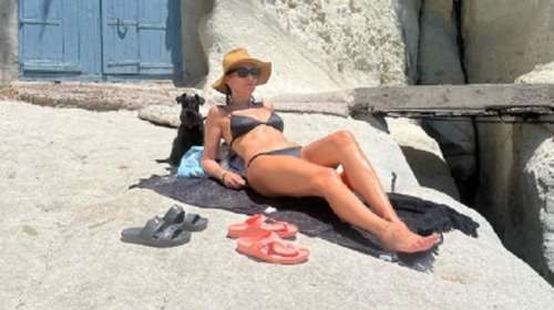 Η Μπέττυ Μαγγίρα με τις κόρες της στην Κίμωλο - Οι φωτογραφίες με μαγιό στα καταγάλανα νερά του νησιού