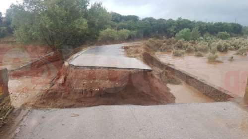 Ιανός: Κόπηκε στα δύο η παλαιά Εθνική στη Μαγνησία - Κατέρρευσε γέφυρα στο Μουζάκι [βίντεο]