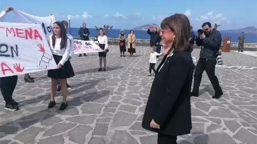 Διαμαρτυρία μαθητών στη Νίσυρο μπροστά στην Κατερίνα Σακελλαροπούλου - Πορεία και πανό για τα Τέμπη [εικόνες - βίντεο]