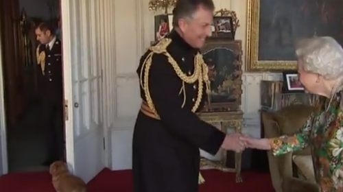 Πρώτη επίσημη εμφάνιση της Ελισάβετ μετά τις φήμες για την υγεία της: &quot;Κανείς δεν επιβραδύνει το πέρασμα του χρόνου&quot; [Βίντεο]