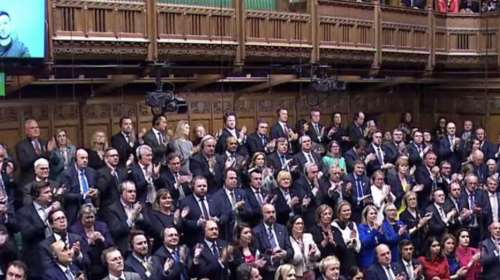 Συγκίνησε τους Βρετανούς ο Ζελένσκι: Standing ovation στο Κοινοβούλιο - Οι αναφορές σε Τσώρτσιλ και Σαίξπηρ