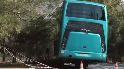 &quot;Έχει σπάσει κλείδα και πλευρά&quot; λέει ο πατέρας της 14χρονης που τραυματίστηκε στο τροχαίο των λεωφορείων στην Αίγινα