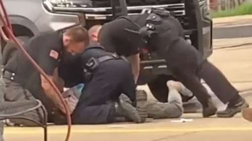 Nέο σοκ στις ΗΠΑ: Τρεις αστυνομικοί χτυπούν αλύπητα άνδρα πεσμένο στο έδαφος [βίντεο]